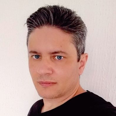 R. Gouvea, autor de Tron Horn